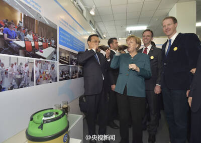 李克强与默克尔对饮德国黑啤