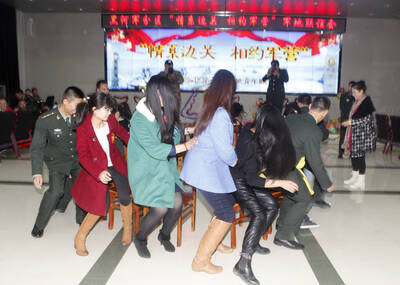 军营相亲会现场：平均三女“抢”一男