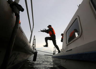 广东武警跳船捉拿外籍嫌犯瞬间