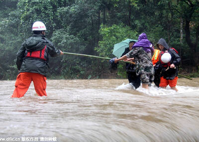 6男2女冒雨登山被困 救援队跋涉12小时营救
