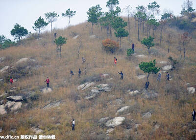 老人走失 5村600多人搜山寻找