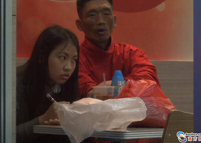 她喝着饮料被劫持，突然跃身逃离