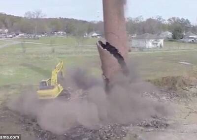男子从倒下烟囱逃生一幕