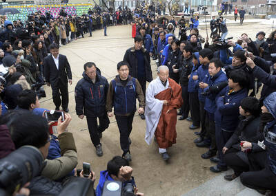 韩国工会领袖藏身寺庙多日后被捕