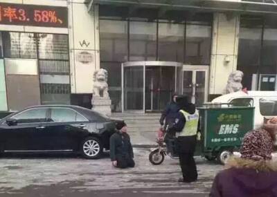 哈尔滨快递员被交警“罚跪”真相