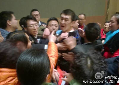 《货币战争》作者演讲时被投资人围打