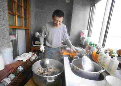 他曾身价40亿 如今在街边摆摊还债