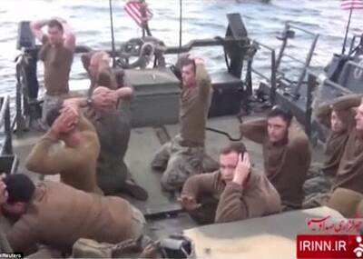 美军双手抱头跪地向伊朗投降一幕