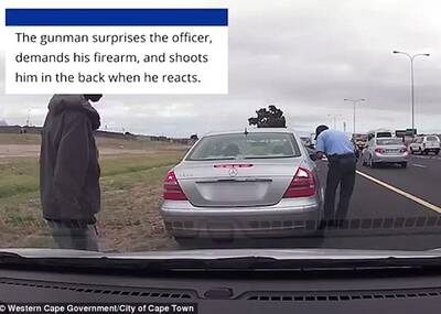 南非：枪手背后偷袭交警全程