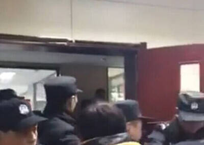 网曝特警抢幼儿尸体现场