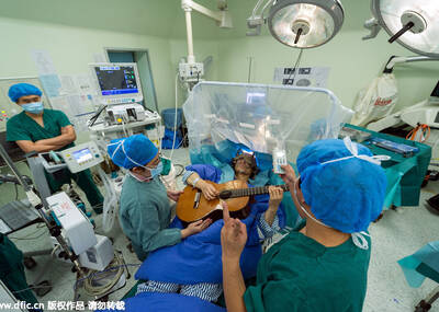 深圳：患者脑部开刀时弹吉它