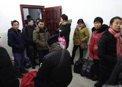 列车员报错站百余人下错车 再登车被阻