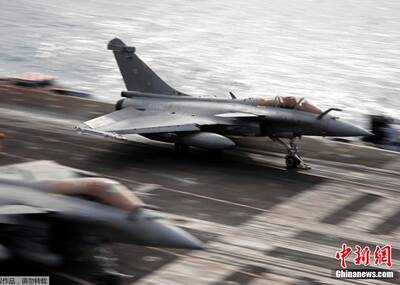 法国战斗机从航母起飞打击IS一幕