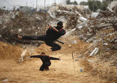 练习忍术的巴勒斯坦少年