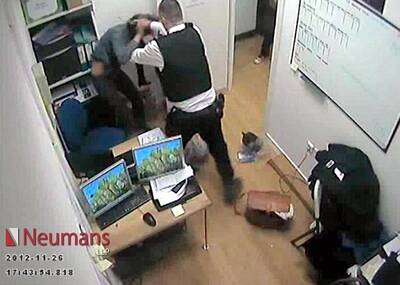 警察暴打女犯人头部 4年后女子狱中去世