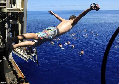 小心鲨鱼！美军在航母中玩跳海画面