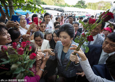 英拉出席法院听证会 民众献玫瑰