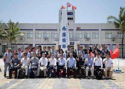 马英九邀外媒记者登太平岛画面