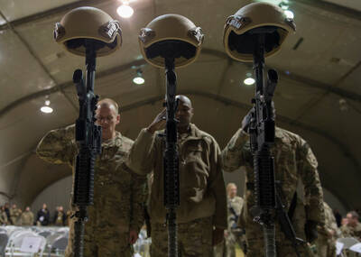 为被炸身亡的战友举行葬礼