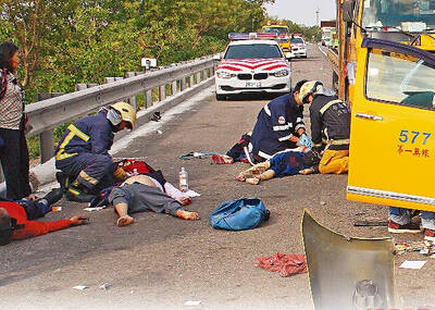 情侣肇事致9人伤亡 冷眼旁观救援