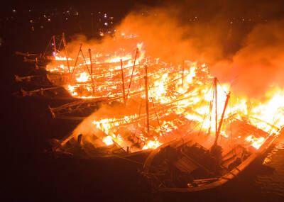 汕头：10艘渔船深夜连环起火