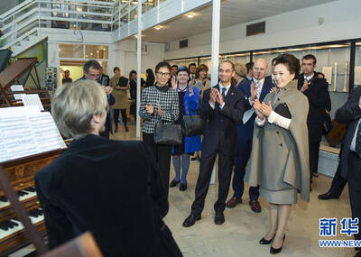 彭丽媛参观皇家音乐学院