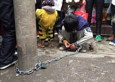 男童被母亲用铁链锁街头电线杆示众