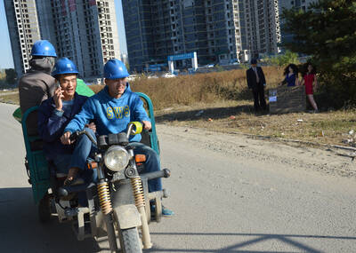 老人工地卖充气娃娃 为血癌外孙筹钱