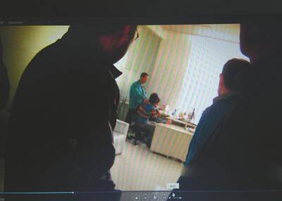 “我来换她！”