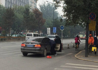 轿车男子街头撒垃圾 老年环卫工默默打扫