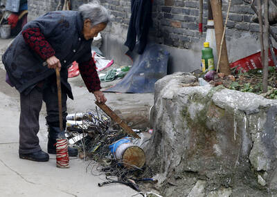 91岁老人户口被注销成黑户 以捡垃圾为生