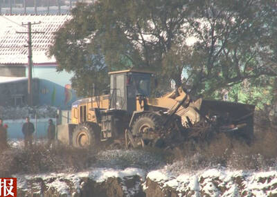 强拆时，房主被捆绑扔路边