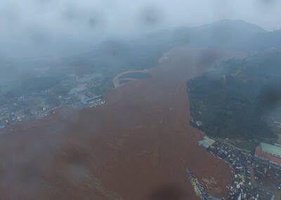 航拍深圳山体滑坡现场