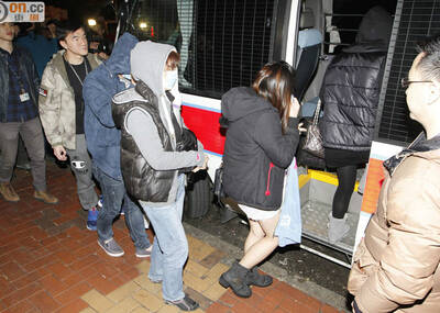 香港扫黄打黑现场 抓27男23女