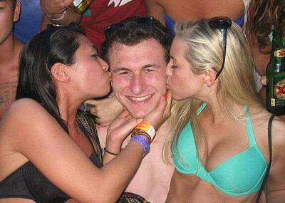 美运动明星邀15名女生开性爱派对