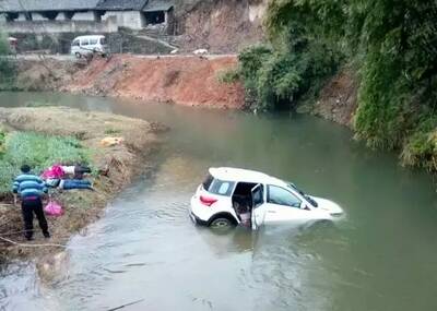 村民载一家人送孩子上学途中坠溪 5人死亡