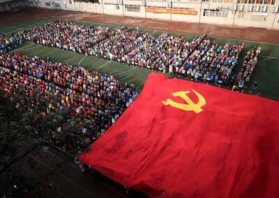 重庆：开学典礼传递巨幅党旗