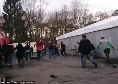 女孩拒绝戴头巾致难民营冲突