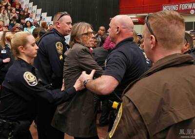 美国记者拍集会抗议 被特工掐脖、推倒