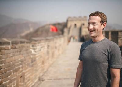 扎克伯格登上长城