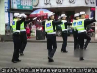 实拍广西最美女交警街头卖萌舞快闪拜美女紧身服大年图片