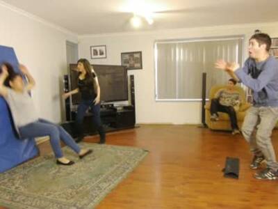 男子飞刀表演失败 直<em>插</em>少女额头_百度视频