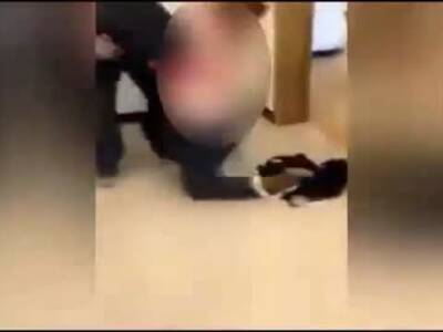 实拍美国教师当全班同学的面强扒下女生的衣服
