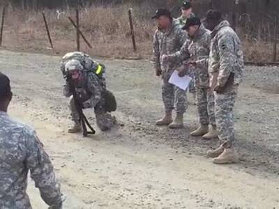 实拍美国女兵负重拉练顽强挪到终点