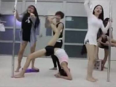 <em>钢管舞妹纸疯狂演绎</em>《super star》真是提