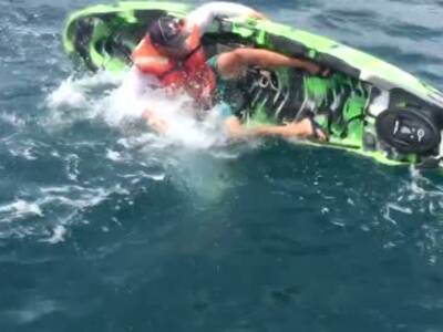 男子乘独木舟钓鱼钓上鲨鱼 海中激战船被顶翻