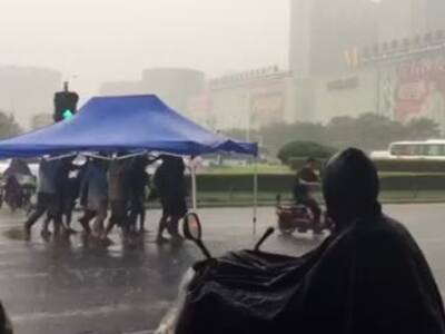 武汉暴雨中爆笑一幕-免费在线观看