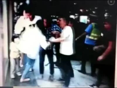 江西奔驰<em>宝马剐蹭引群斗</em> 女子当警察面踹翻小