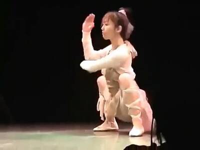 日本妹子摆m字腿大跳奇葩机械舞