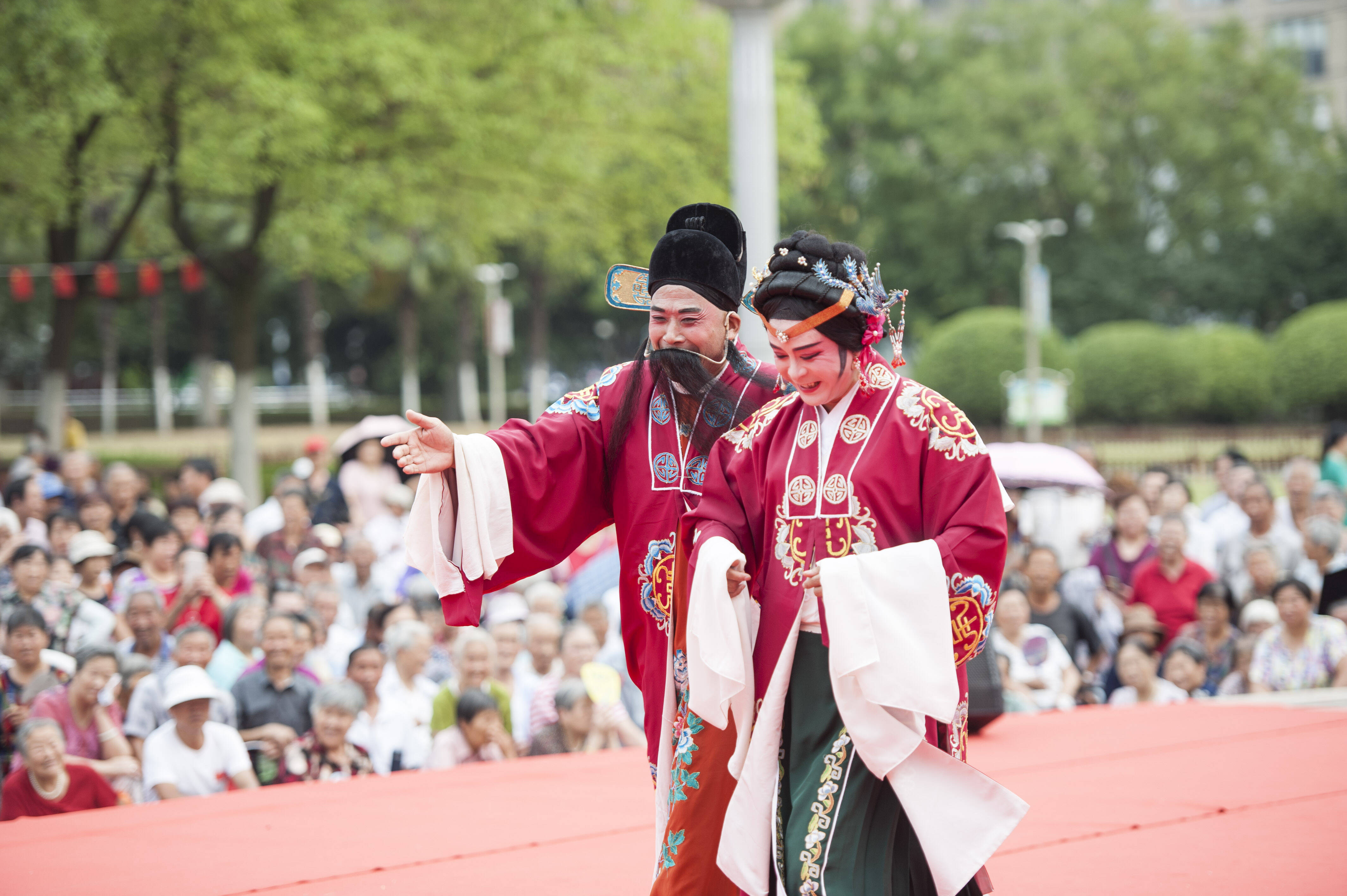 国庆假期,在合肥和平广场观赏经典庐剧《珍珠塔》,戏迷过足戏瘾